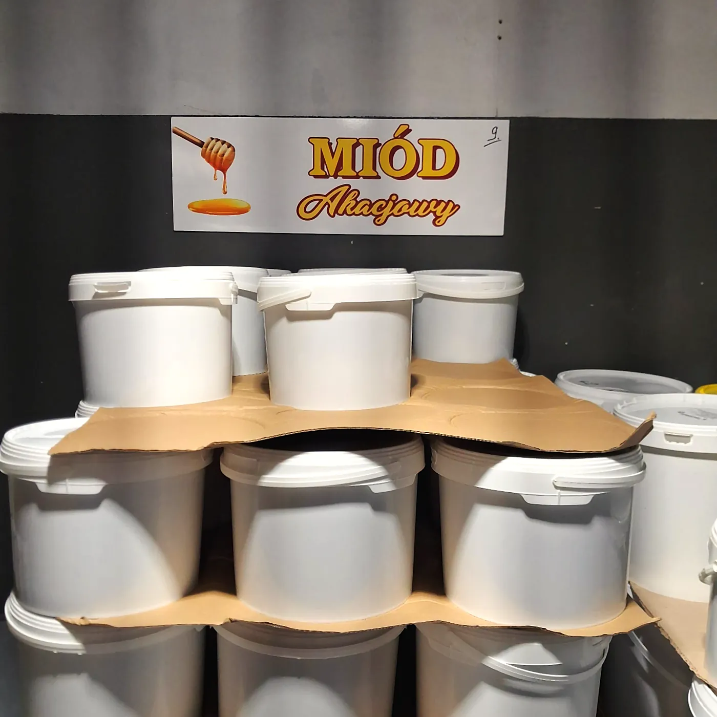 Miód akacjowy w wiadrach – magazyn Medowia, Opole